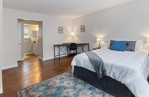 Lake Forest House | Coveted Location: Downtown Lake Forest 3/2.5 Duplex, Comfy and roomy convenience