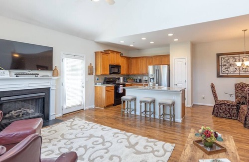 Covington House | Covington 3 bedroom/3 bath, near Cinelease