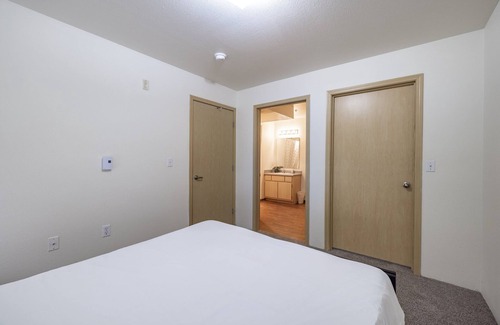 Covington Apartment | Covington Comfort: 2BD/2BA Home with Office