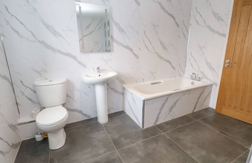 Thirsk House | COW CORNER, family friendly, with a garden in Northallerton