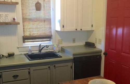 Starkville Cottage | Cowbell Cottage, 2 BR, Downtown, Close to Campus, Walk to Campus