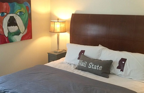 Starkville Cottage | Cowbell Cottage, 2 BR, Downtown, Close to Campus, Walk to Campus