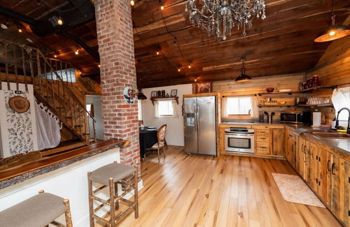 West Newton Cabin | Cowboy Bunkhouse hot tub/lake/farm/nature