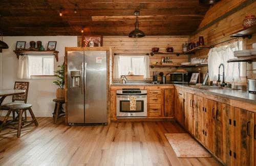 West Newton Cabin | Cowboy Bunkhouse hot tub/lake/farm/nature