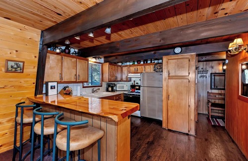 Fox Farm Cabin | Cowboy Chic by Destination Big Bear : Pool Table! Outdoor Hot Tub! Wood Burning Fireplace! WiFi! Cable! BBQ! Large Yard!