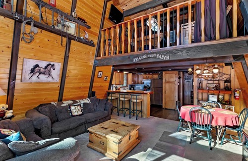 Fox Farm Cabin | Cowboy Chic by Destination Big Bear : Pool Table! Outdoor Hot Tub! Wood Burning Fireplace! WiFi! Cable! BBQ! Large Yard!