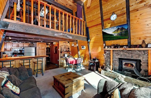 Fox Farm Cabin | Cowboy Chic by Destination Big Bear : Pool Table! Outdoor Hot Tub! Wood Burning Fireplace! WiFi! Cable! BBQ! Large Yard!