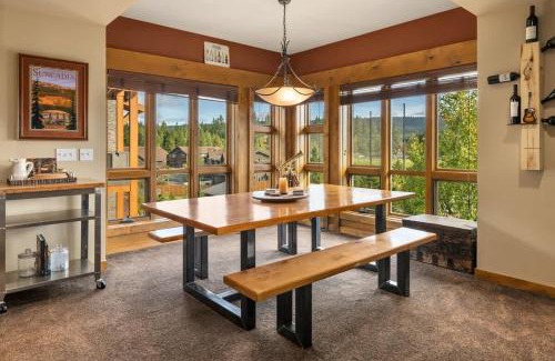 Cle Elum House | Cowboy Corner Condo at Suncadia- Top Floor, Fairway & Mountain View, Fireplace, Smart TVs, Hi-speed Wi-Fi, Walk to Lodge