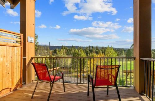 Cle Elum House | Cowboy Corner Condo at Suncadia- Top Floor, Fairway & Mountain View, Fireplace, Smart TVs, Hi-speed Wi-Fi, Walk to Lodge
