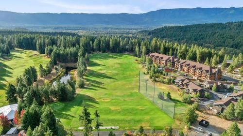Cle Elum House | Cowboy Corner Condo at Suncadia- Top Floor, Fairway & Mountain View, Fireplace, Smart TVs, Hi-speed Wi-Fi, Walk to Lodge