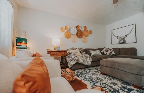 Westside House | Cowboy Den-Hot Tub-Game Room-Pet Friendly-No Pet Fees!