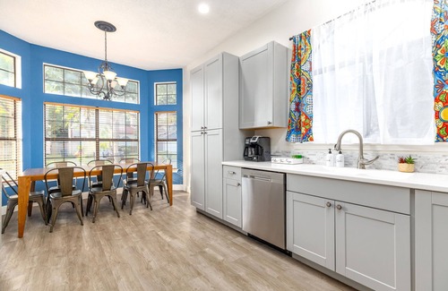 Great Northwest House | Cowboy Pool, Gorgeous Patio & Grill - By SeaWorld, Lackland & Six Flags