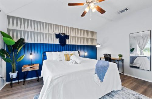 Round Rock House | Cowboy Pool - Large Patio - King Bed - Firepit Table - Pet Friendly