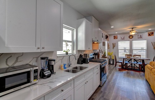 Northeast Houston House | Cowboy Ranch House – Stylish 3 BDR, Pet Friendly!
