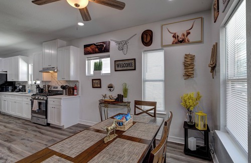 Northeast Houston House | Cowboy Ranch House – Stylish 3 BDR, Pet Friendly!
