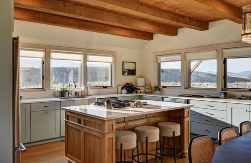 Pray House | Cowboy Retreat- A gorgeous 3 bedroom home near Chico Hot Springs with views!