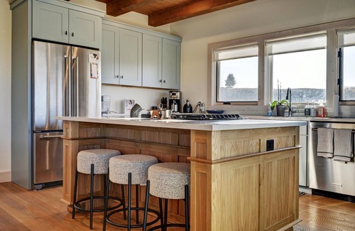 Pray House | Cowboy Retreat- A gorgeous 3 bedroom home near Chico Hot Springs with views!