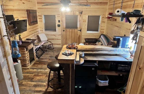 Hamersville Cabin | Cowboy Saloon Cabin