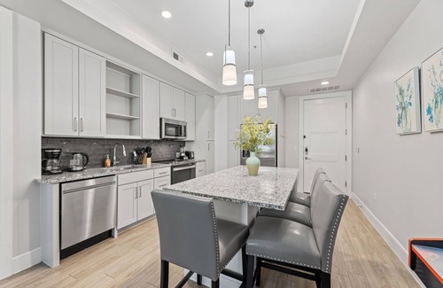 North Arlington Apartment | Cowboy stadium, King bed Luxe apartment