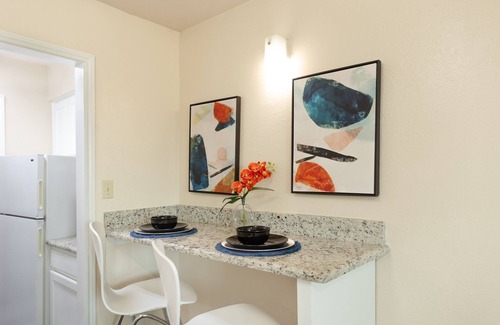 South Arlington Apartment | Cowboys Chic Studio: 3 miles to AT&T Stadium