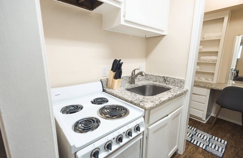 South Arlington Apartment | Cowboys Chic Studio: 3 miles to AT&T Stadium