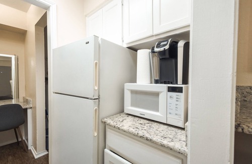 South Arlington Apartment | Cowboys Chic Studio: 3 miles to AT&T Stadium