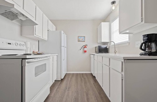 Central Arlington Apartment | Cowboys Getaway- WALK to AT&T stadium! PROF cleaned