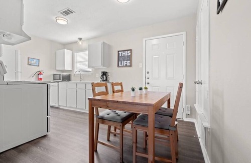 Central Arlington Apartment | Cowboys Getaway- WALK to AT&T stadium! PROF cleaned
