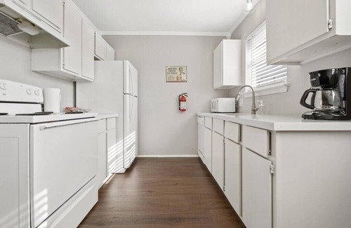 Central Arlington Apartment | Cowboys Retreat. Walk to AT&T Stadium
