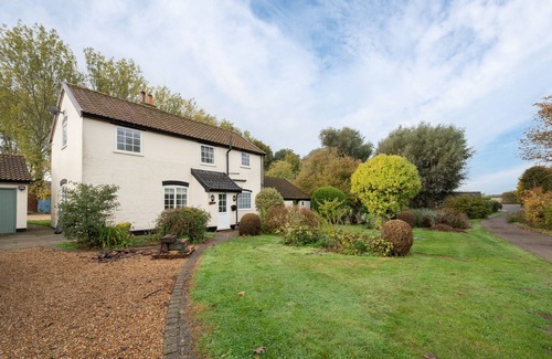 Felixstowe House | Cowpasture Cottage - Three Bedroom House, Sleeps 6