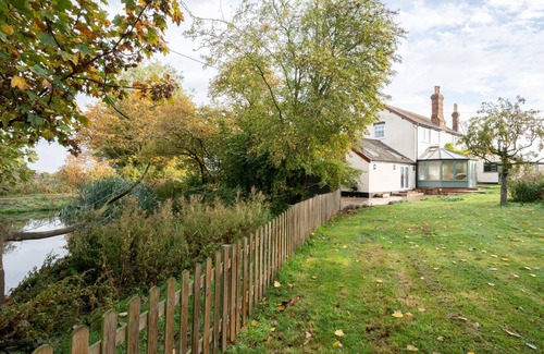 Felixstowe House | Cowpasture Cottage - Three Bedroom House, Sleeps 6