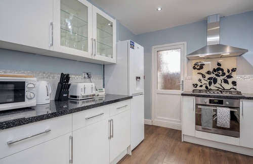 Luton House | Cowridge Beautiful 6BR Home, Contractors, Groups, Parking