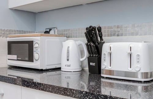 Luton House | Cowridge Beautiful 6BR Home, Contractors, Groups, Parking