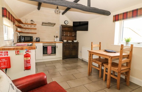 West Heslerton House | COWSHED COTTAGE, pet friendly, with pool in Rillington