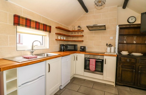 West Heslerton House | COWSHED COTTAGE, pet friendly, with pool in Rillington