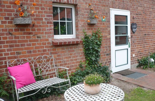 Eyendorf Apartment | Cox, bright ground floor single apartment, 35sqm, bedroom, living room, shower room, kitchen, internet, garden