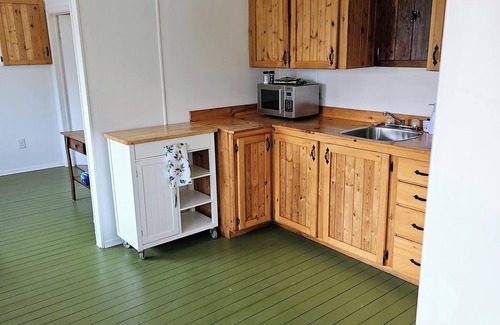 Addington Highlands Cabin | Coxy 1 bedroom w/a view of lake Mazinaw just 7KM from Bon Echo Provincial Park