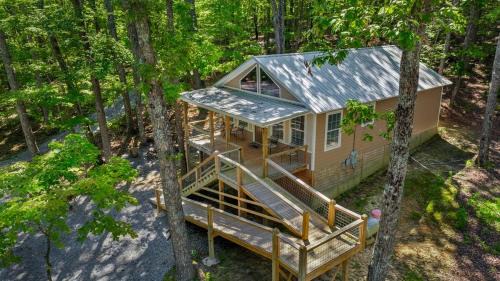 Fort Payne House | Coyote Cabin at Woodland Retreat at DeSoto beside DeSoto State Park