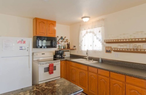 Joshua Tree House | COYOTE CREEK RETREAT - Semi-Rural Monument Views Stargazing Jacuzzi Vintage LPs