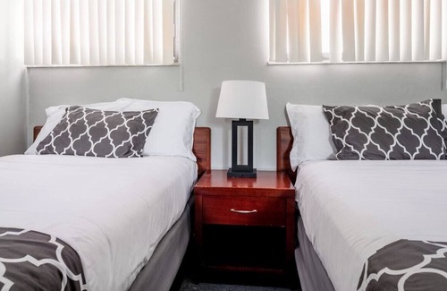 Riverview House | Cozy Private Room with Bath| Sleeps 4| Free parking