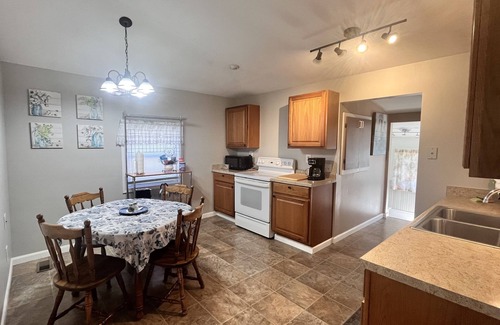 White Lake House | Cozy 2 bedroom house.within a hour to Lakes, Music venues, Historic Frankenmuth