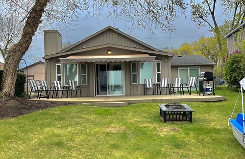 White Lake Cottage | Cozy 3 bedroom fully furnished lake view house!