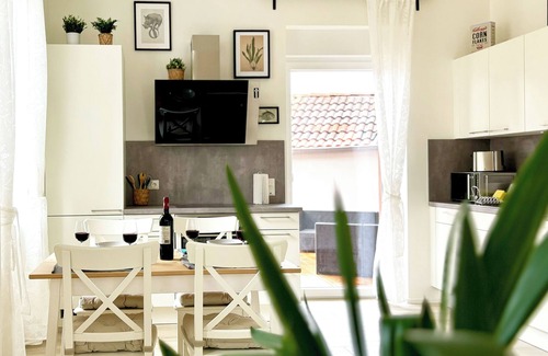 Kaiserslautern Apartment | COZEE - Spacious Apartment With Netflix