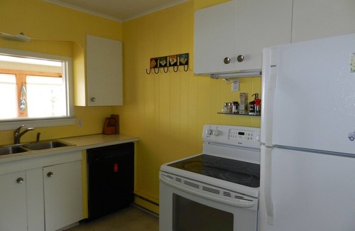 Swanton Cottage | Cozi 3 bedroom Lakefront Cottage with Private Beach