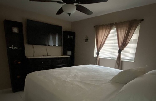 Boulevard Heights House | Cozi three bedroom home, family friendly and pet friendly great for vacation.