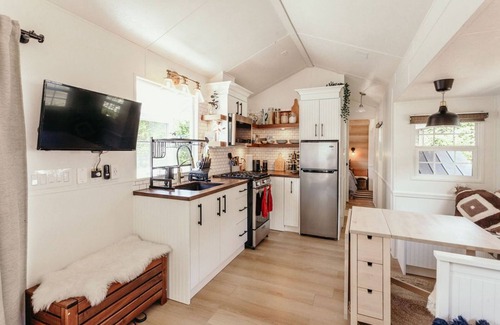 Lindell Beach Hotel | Coziest Cultus Tiny Home 2min Drive to Lake!