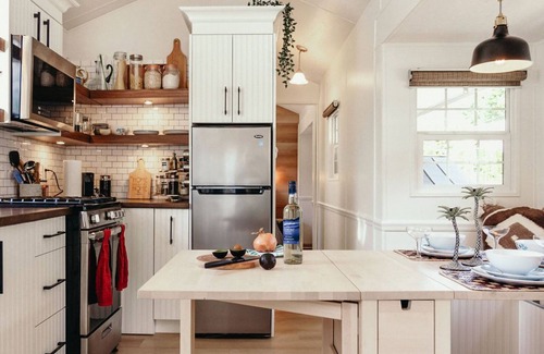 Lindell Beach Hotel | Coziest Cultus Tiny Home 2min Drive to Lake!