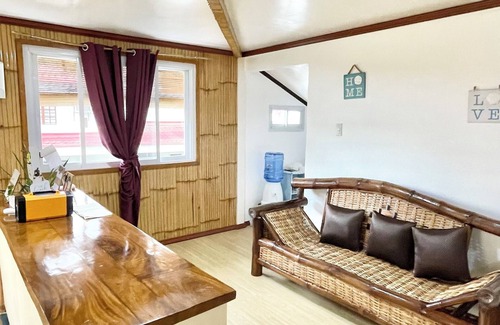 Catarman House | Cozy 1-Bamboo bedroom house with Starlink Wifi and AC