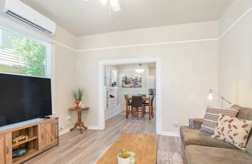 Riviera - Westchester House | Cozy 1 BD Downtown Apt - Bakersfield (Westchester)