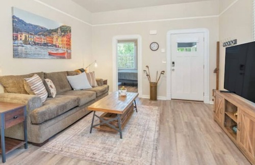 Riviera - Westchester House | Cozy 1 BD Downtown Apt - Bakersfield (Westchester)
